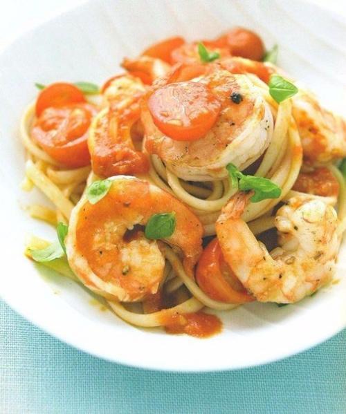 Паста с креветками, помидорами и базиликом.