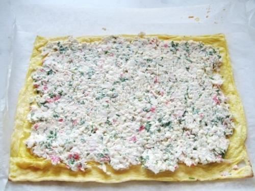 Рулет яичный с сыром и крабовыми палочками. 07