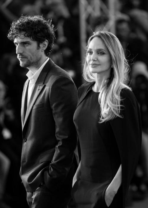 У Анджелины Джоли новый роман. 01 У Анджелины Джоли новый роман. 01