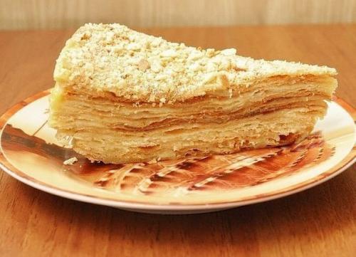 Наполеон.  Ингредиенты:   Тесто: 2 яйца, 150 мл воды, 300 г сливочного масла, 1/2 ст.