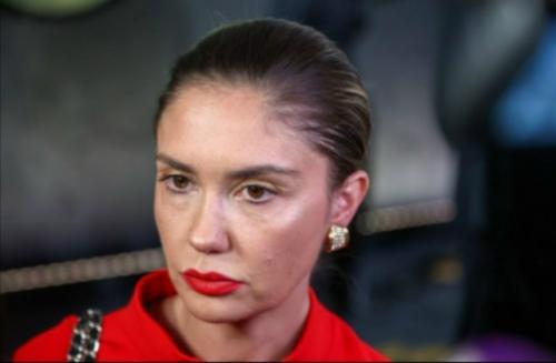 Муцениеце в облегающем платье вышла на работу спустя полтора месяца после родов. 01