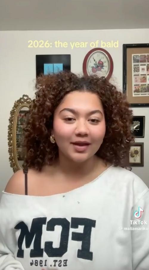 Новый странный тренд в сети: девушки стали массово брить головы налысо.

