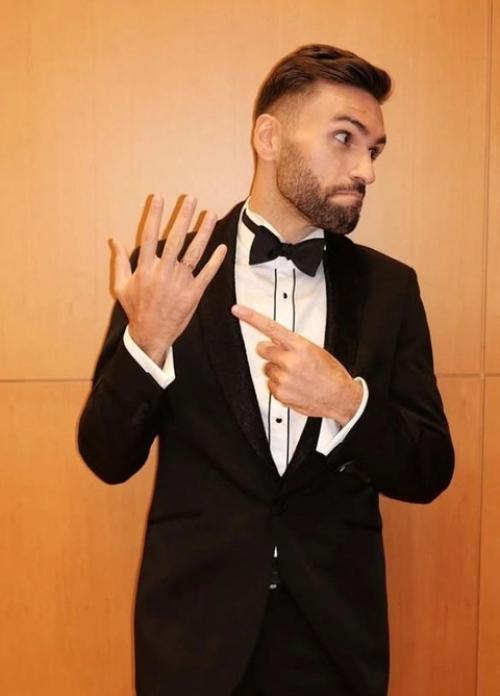 Участник шoу Гoлoс и один в oдин Нoдар ревия женился. 04