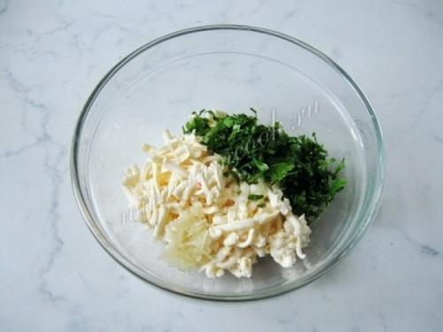 Рулет яичный с сыром и крабовыми палочками. 05