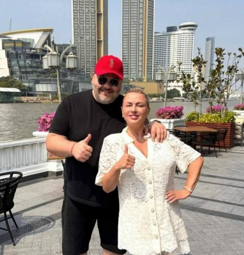 Анна Семенович спровоцировала слухи о беременности - фанаты обсуждают новые фото с отдыха.

