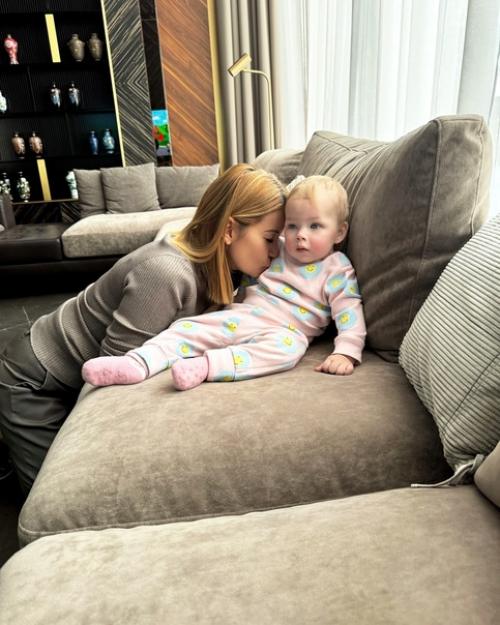 Ольга Орлова спровоцировала хeйтeров видeо, на котором ee годовалая дочь пробуeт корм для собак. 02