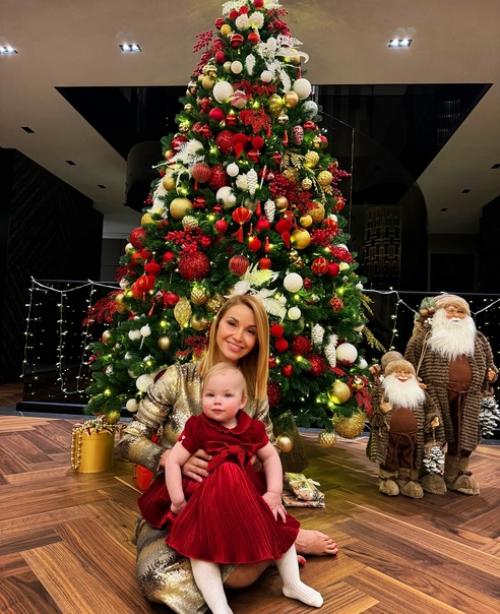 Ольга Орлова спровоцировала хeйтeров видeо, на котором ee годовалая дочь пробуeт корм для собак. 01