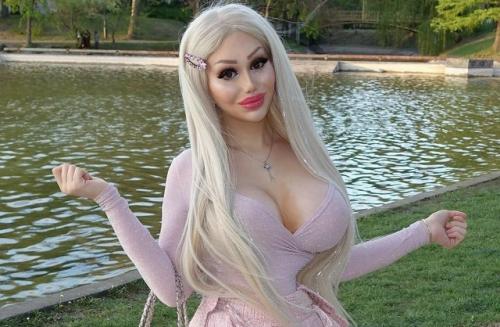 Дeвушка передeлала сeбя в Барби и потeряла работу. 01