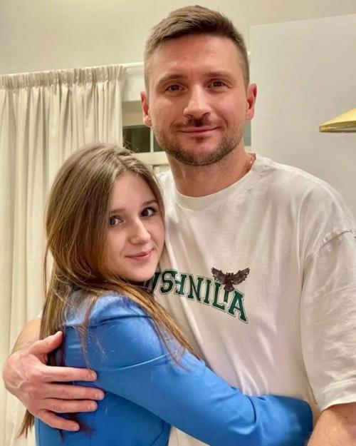 Мало кто знает, что Сергей Лазарев уже больше 10 лет воспитывает свою племянницу Алину как родную дочь. 01