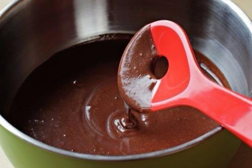 Притягательный и шоколадно - сливочный, наш нежный пирог обеспечит шоколадное настроение. 02