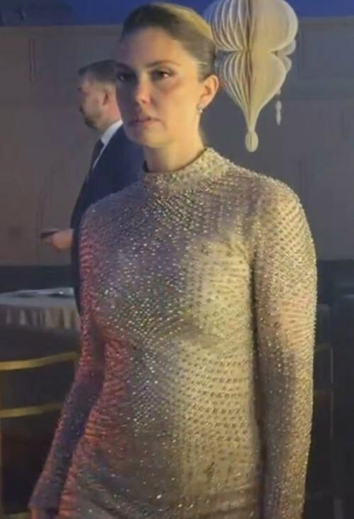 Муцениеце в облегающем платье вышла на работу спустя полтора месяца после родов.
