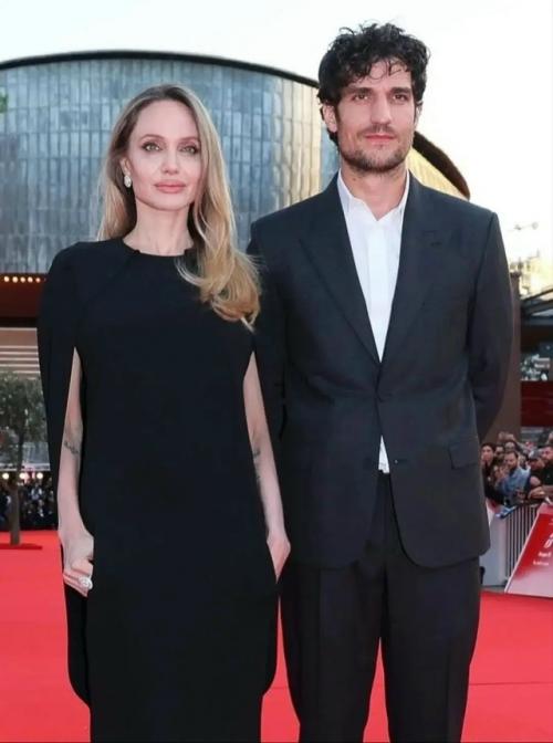 У Анджелины Джоли новый роман. 

