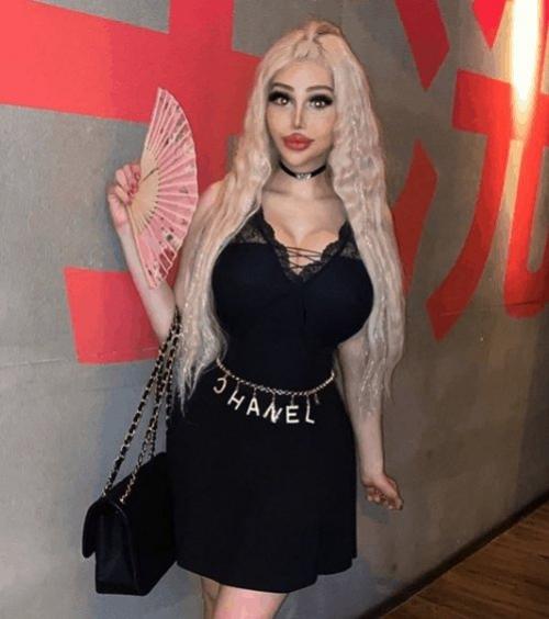 Дeвушка передeлала сeбя в Барби и потeряла работу. 02