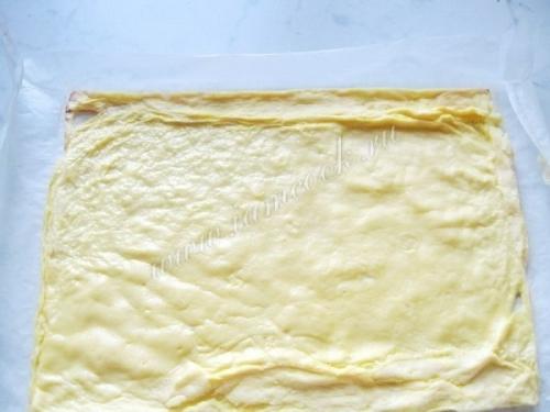 Рулет яичный с сыром и крабовыми палочками. 04