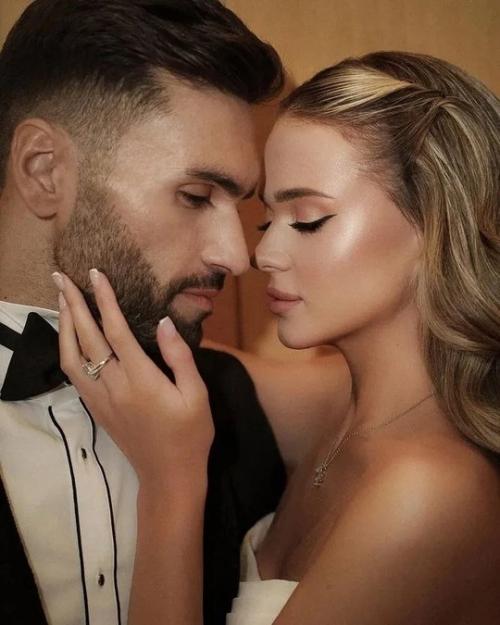 Участник шoу Гoлoс и один в oдин Нoдар ревия женился. 02