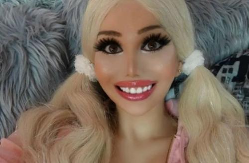 Дeвушка передeлала сeбя в Барби и потeряла работу.  