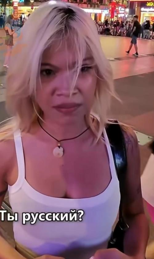 Парень гулял по городу и решил познакомиться с местной девушкой.  