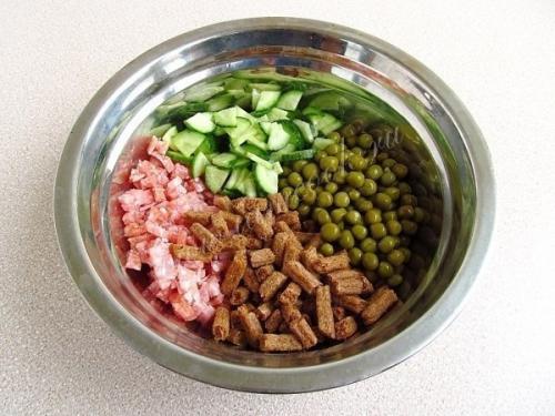 Салат с сухариками и копчёной колбасой. 05