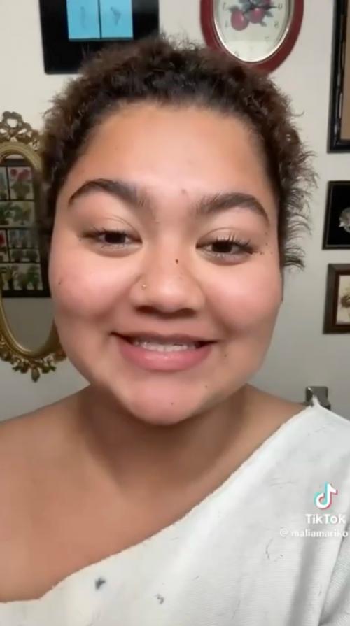 Новый странный тренд в сети: девушки стали массово брить головы налысо. 01