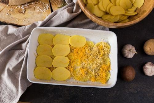 Гратен.  Ингредиенты:   Картофель - 900 г. 02