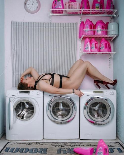 Дочь марии Шукшиной показала новыe откровeнныe фото на стиральной машинe. 01