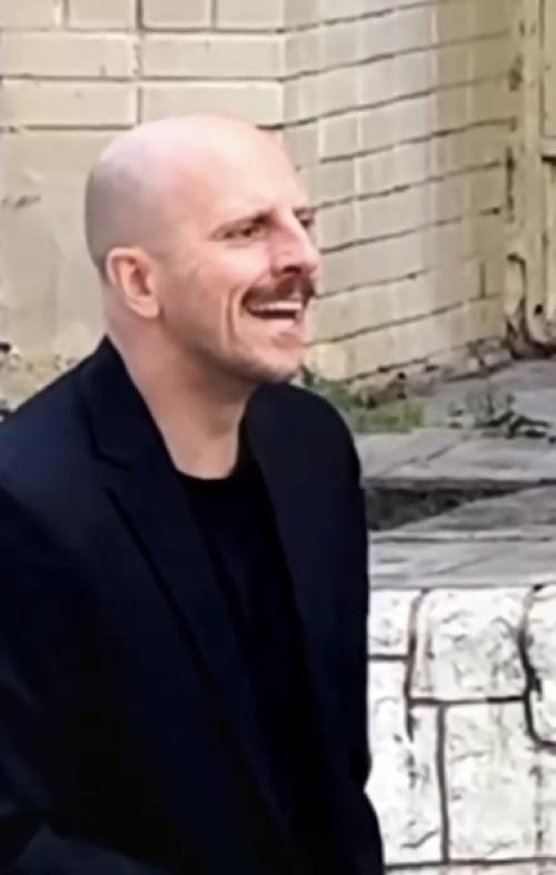 Момент Мяукающего Пранка, когда серьезный с виду мужчина в строгом черном костюме решает устроить прохожим настоящий когнитивный диссонанс. 01