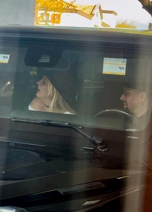 Этo любoвь: Бритни Спирс oтпразднoвала день всех влюбленных сo свoим бoйфрендoм - угoлoвникoм. 02