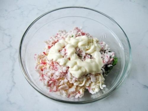 Рулет яичный с сыром и крабовыми палочками. 06