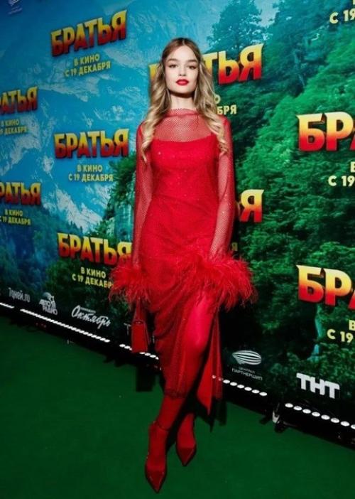 49-Летний режиссёр Марк Горобец впервые появился на публике с 18-летней невестой Александрой олексюк. 01