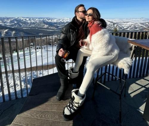 Алексей Чадов и его жена Лейсан провели время на Алтае, где модель предстала в откровенном черном раздельном купальнике. 02