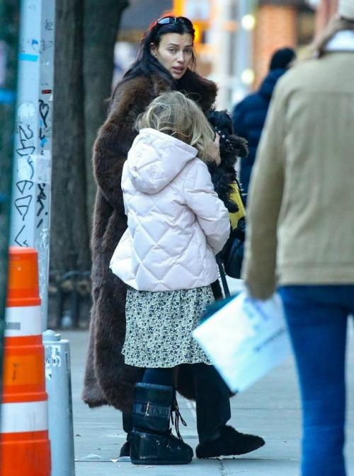 Ирину шейк засняли папарацци с дочерью леей в Нью-йорке.
