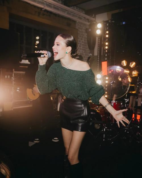 На том самом ДР Марго Овсянниковой, из-за которого она проигнорировала горе своего шефа Филиппа Киркорова, пели Бьянка, Егор крид и другие звезды. 05