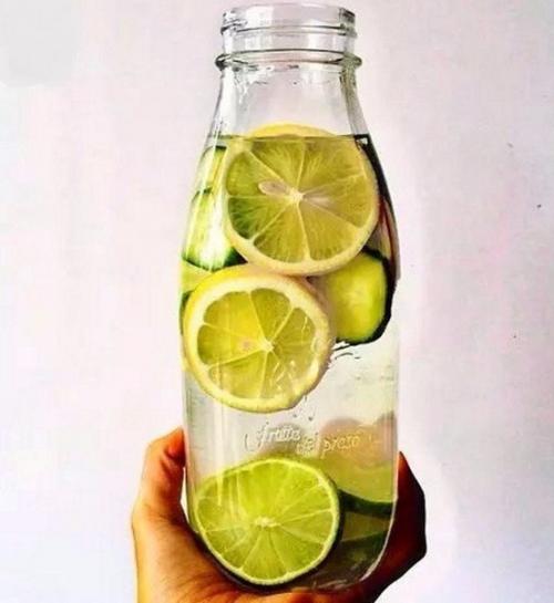 Вода с лимоном для красоты и здоровья. 

