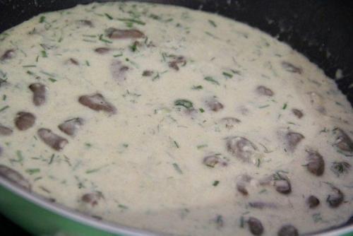 Куриные сердечки в сырном соусе. 07