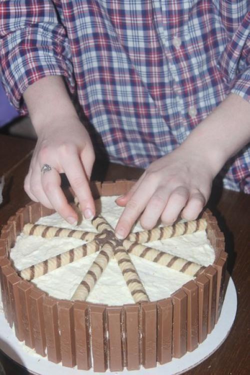 Декор торта вафельными трубочками