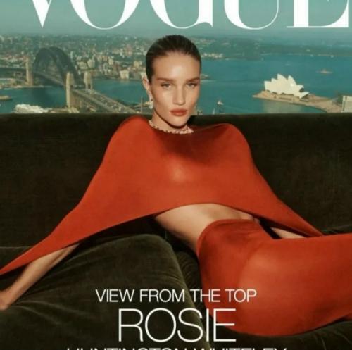 Рози хантингтон - уайтли снова покоряет обложку Vogue в откровенных образах.

