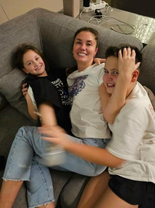 Просто Мама и сын - 37-летняя Агата муцениеце запрыгнула на руки к своему 13-летнему сыну Тимофею. 01