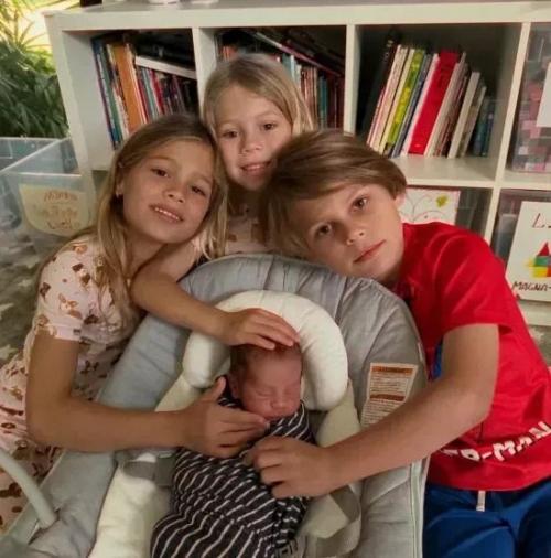 Анна Курникова раскрыла пол и имя их с Энрике иглесиасом четвёртого ребёнка - спустя три месяца после его рождения. 02