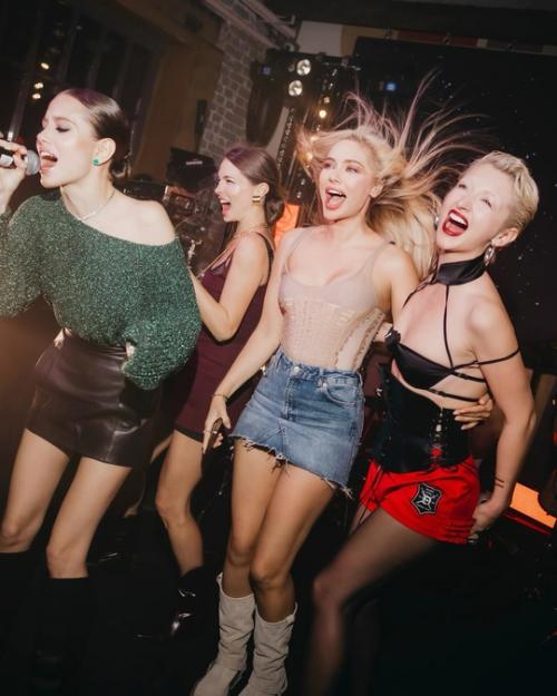 На том самом ДР Марго Овсянниковой, из-за которого она проигнорировала горе своего шефа Филиппа Киркорова, пели Бьянка, Егор крид и другие звезды. 07