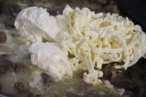 Куриные сердечки в сырном соусе. 05