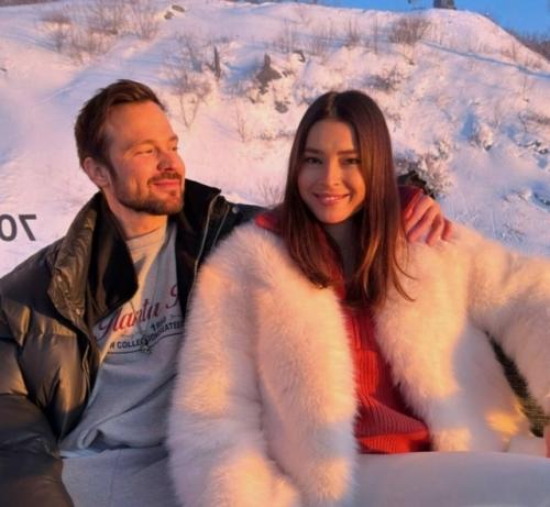 Алексей Чадов и его жена Лейсан провели время на Алтае, где модель предстала в откровенном черном раздельном купальнике.  