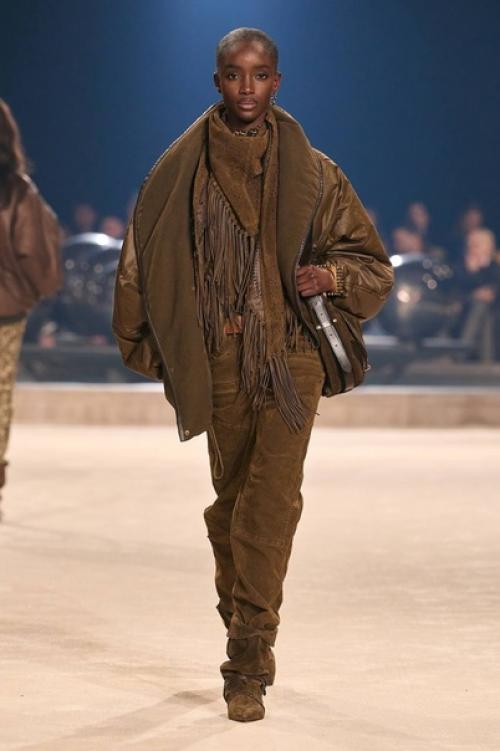 С легкой руки Isabel Marant следующей осенью будьте готовы увидеть архетип кочевника на каждой второй. 03