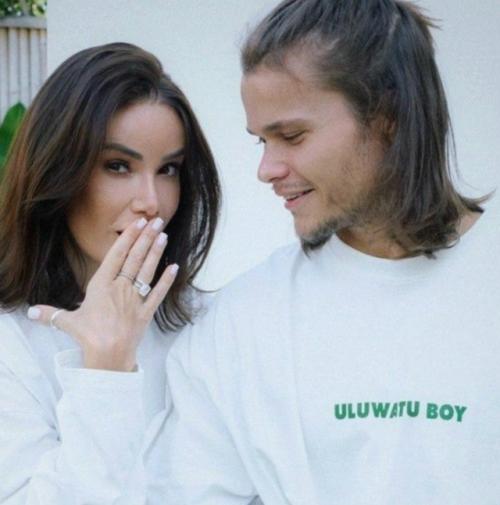 Опасные эксперименты?  Айза и её бойфренд столкнулись с побочками самолечения. 01