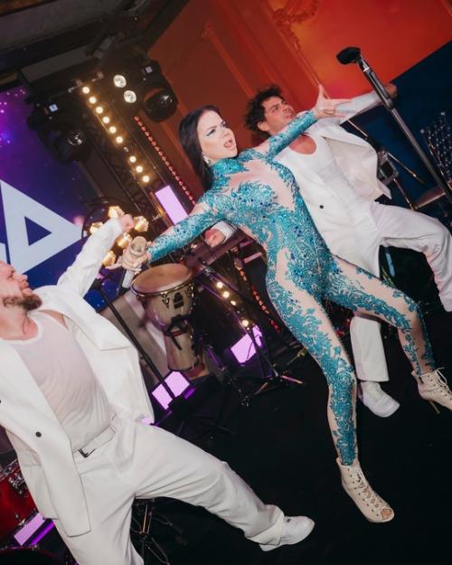 На том самом ДР Марго Овсянниковой, из-за которого она проигнорировала горе своего шефа Филиппа Киркорова, пели Бьянка, Егор крид и другие звезды. 02