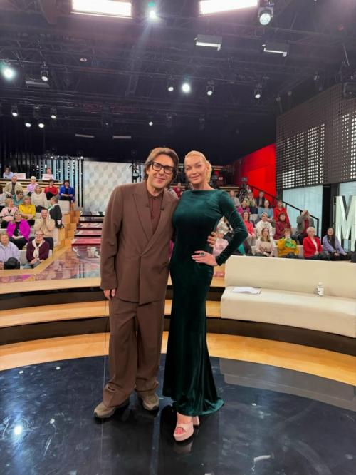 Можно бесконечно смотреть на три вещи: как горит огонь, течёт вода и Анастасия Волочкова рассказывает о своем романе с Джимом Керри. 

