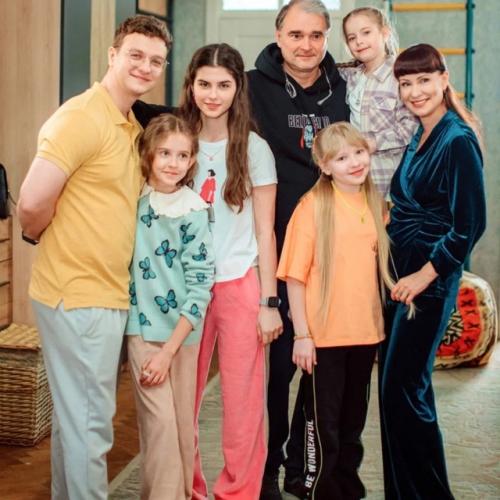 В четвёртом сезоне сериала Новые Папины Дочки мы с уверенностью можем видеть Анастасию сиваеву в роли Даши Васнецовой. 03