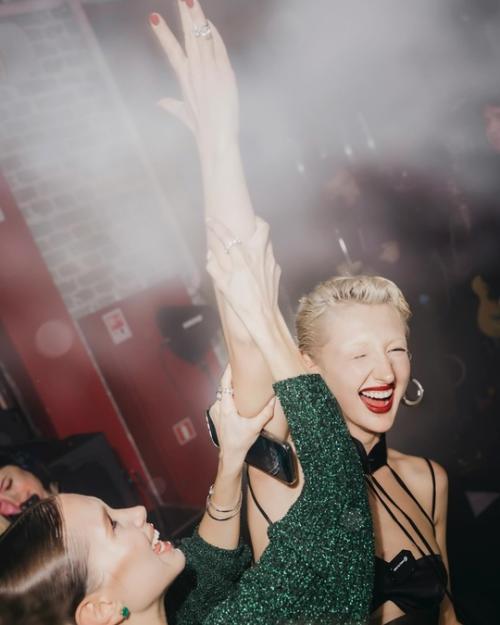 На том самом ДР Марго Овсянниковой, из-за которого она проигнорировала горе своего шефа Филиппа Киркорова, пели Бьянка, Егор крид и другие звезды. 03