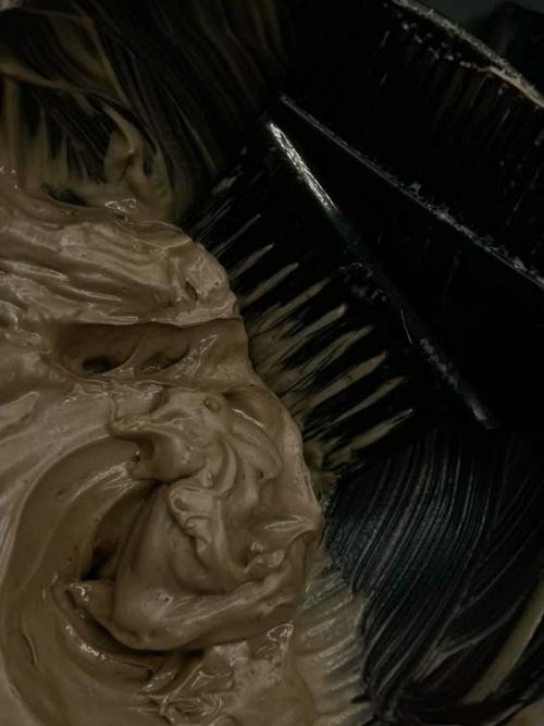 После процедуры в салоне у девушки поднялась температура, покраснела шея и начался сильный зуд. 02