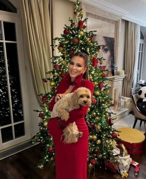 Она его дразнит, а он пожирает ее грудь глазами: брачные игры Ани Лорак с мужем - испанцем. 02