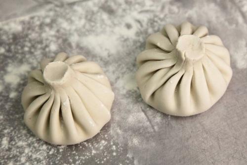 Хинкали.  Хинкали принято считать чем-то сродни пельменям или мантам. 09